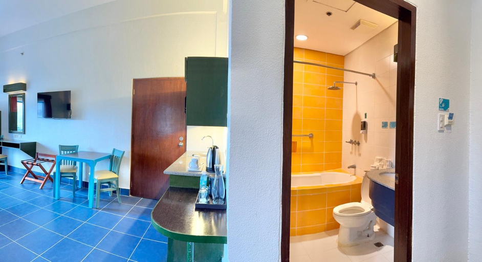 Bathroom 4, Microtel by Wyndham Puerto Princesa, Puerto Princesa City