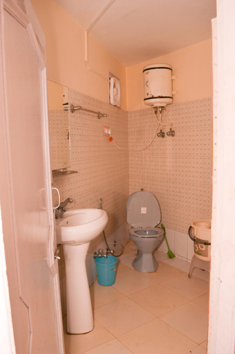 Bathroom 5, Hotel Annapurna, Kangra