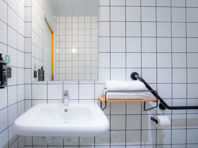 Bathroom 5, ibis Styles Paris Gare de l'Est Magenta, Paris