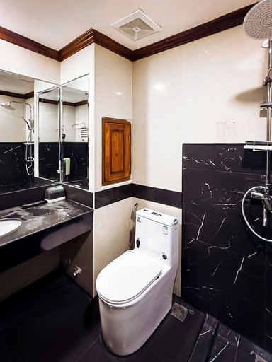 Bathroom 3, Silvertone Hotel, Pattaya