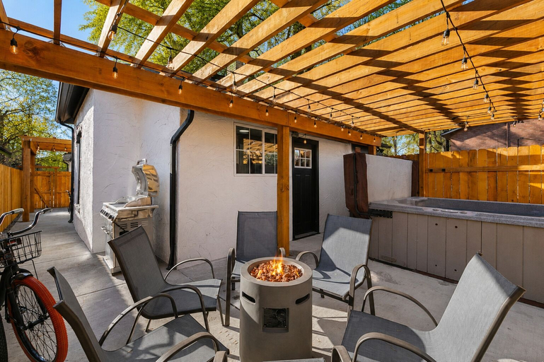 Food & Drinks, Old Town Retreat w/ Hot Tub Steps From Csu!, Larimer