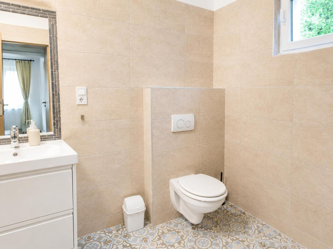 Bathroom 3, Garden Home, Érd