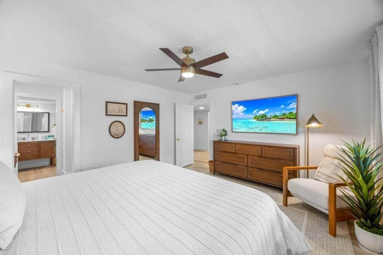 Room 5, Kings Crown Unit 305 3 Bedroom Condo, Lee