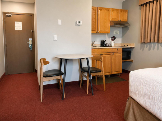 Bedroom, Quality Inn & Suites, North Okanagan