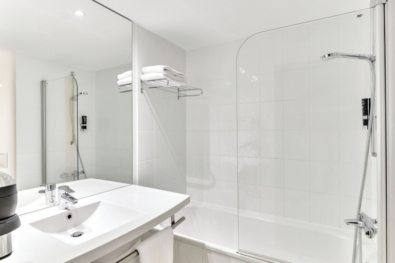 Bathroom 5, Leonardo Hotel Hannover Medical Park, Region Hannover
