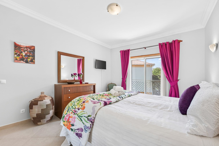 Room 5, Boavista Lakeview Golf Pool Retreat, Lagos