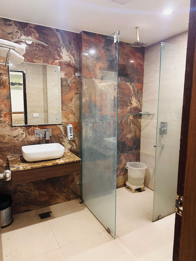 Bathroom 4, M2N Hotel Aurelia Grand, Lucknow