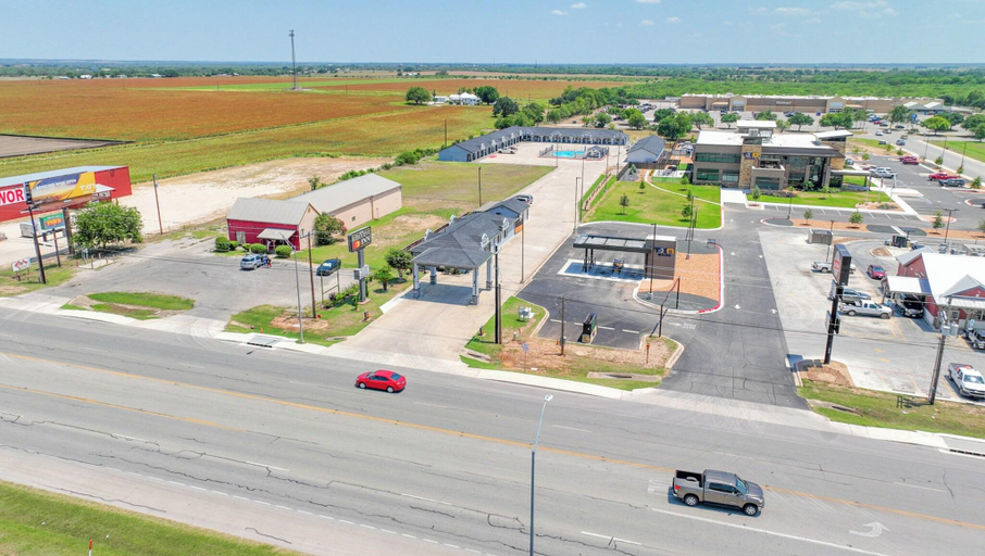 Exterior & Views 2, Executive Inn of Hondo, Medina