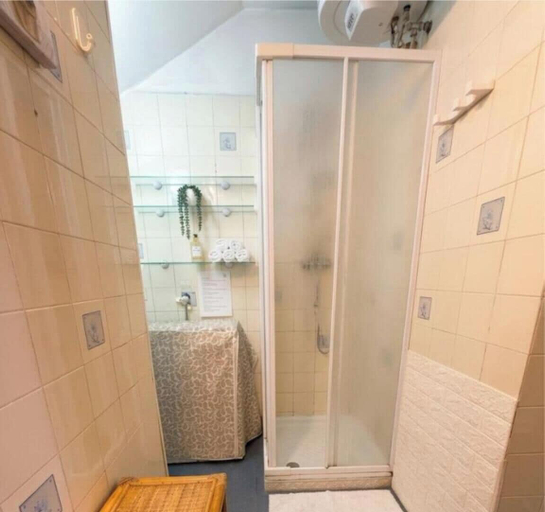 Bathroom 2, The Sweet Frascati Home, Rome