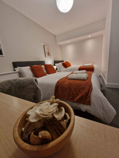 Room 4, Luxury Home in Kensington for 21 Guests, Sefton