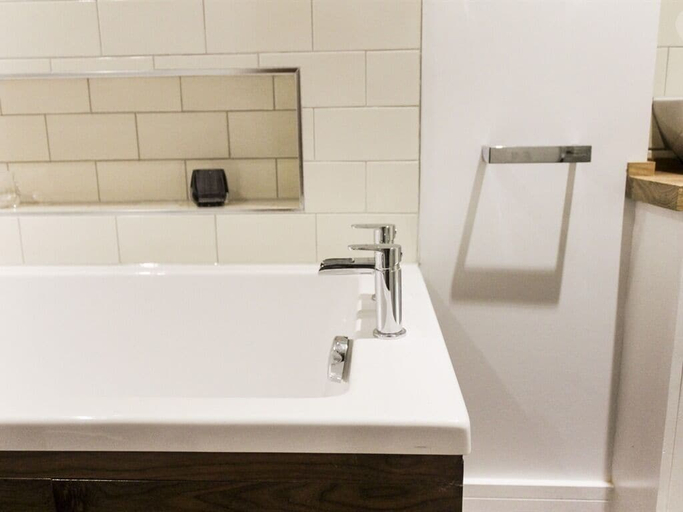 Bathroom 4, The White Lion, Hampshire
