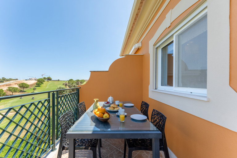 Room 2, Boavista Lakeview Golf Pool Retreat, Lagos