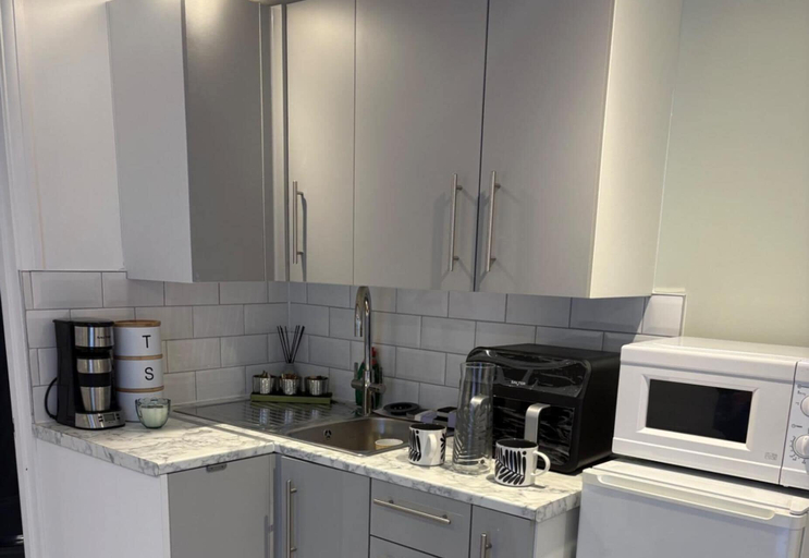 Private kitchen, Cabin Sleeps 1 With Garden and Parking, Kent