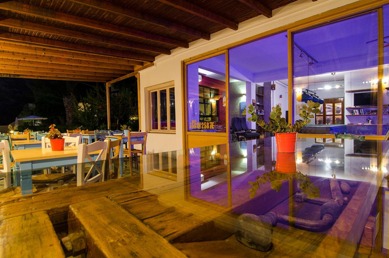 Food & Drinks 5, Porfyra Village, Crete
