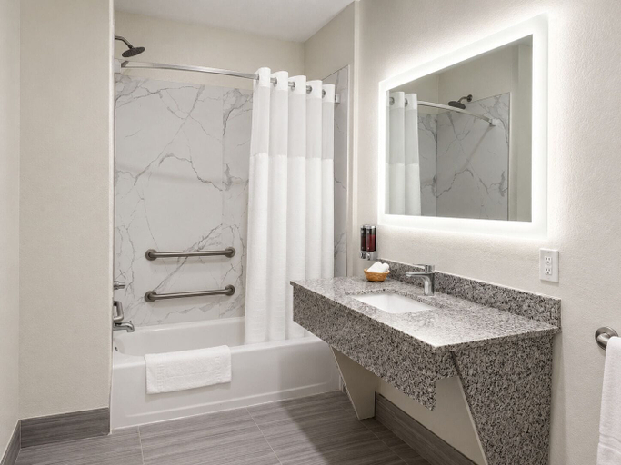 Bathroom 4, GARDEN SUITES, Houston