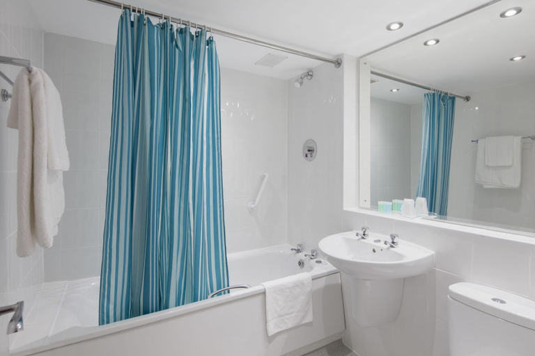 Bathroom 3, Alma Lodge Hotel, Stockport