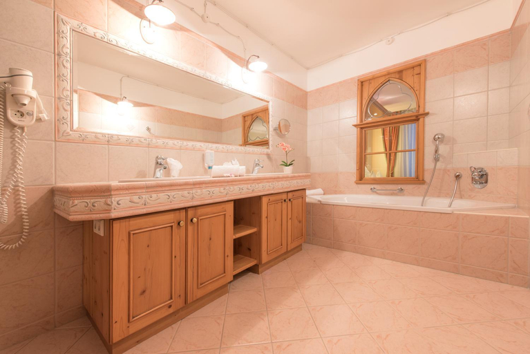 Bathroom 5, Hotel Vitalquelle Montafon, Bludenz