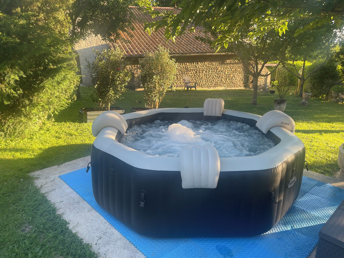 Outdoor spa tub, Chambre d hôte en Drôme des collines, Drôme