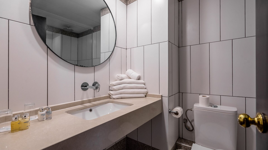 Bathroom 5, Jacob Eilat