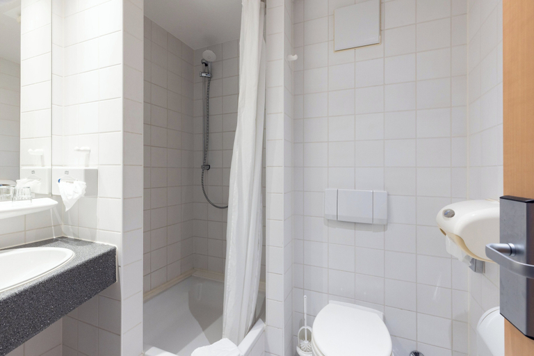 Bathroom 5, Garner Hotel Cottbus Sud by IHG, Cottbus