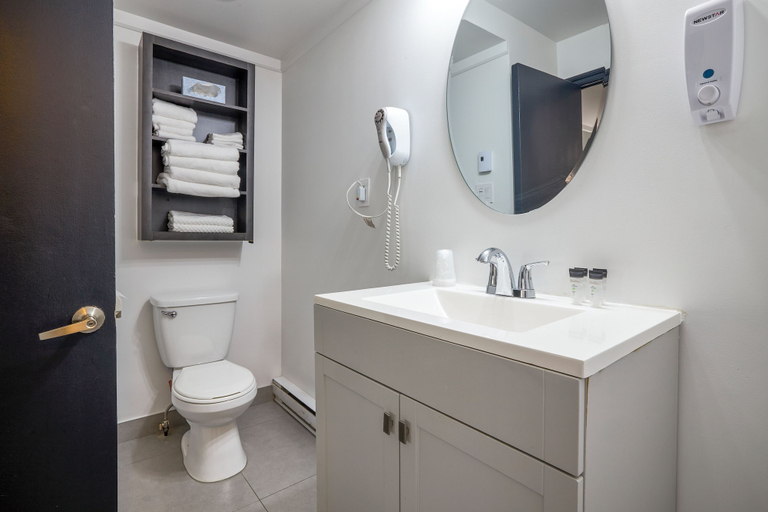 Bathroom 4, Motel Newstar Laval, Laval