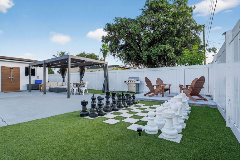 Exterior detail 3, Private Pool, Giant Chess, Golf, Games by Ventur, Broward