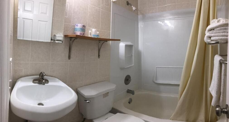 Bathroom 3, Sunset Motel, Ocean