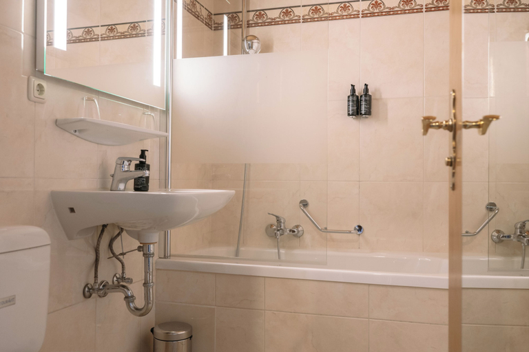 Bathroom 5, HENRI Hotel Garmisch-Partenkirchen (Neueröffnung), Garmisch-Partenkirchen