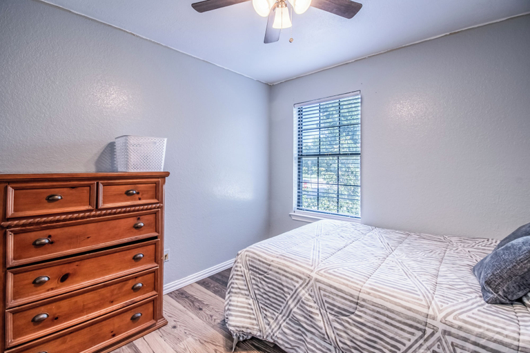 Room 5, Deevine Homes - Private Bedrooms with Shared Bathroom, Denton