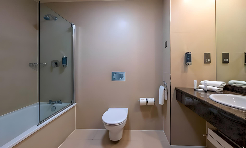 Bathroom 4, Victoria Hotel