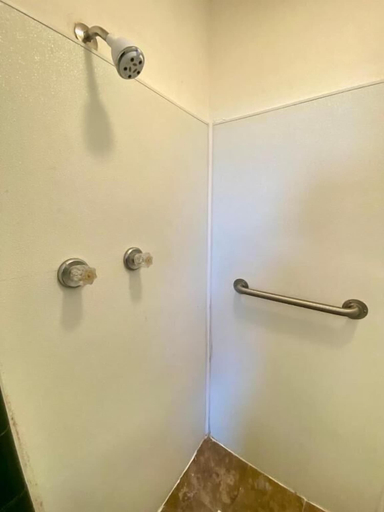 Bathroom 5, Skyline Inn, Atlantic