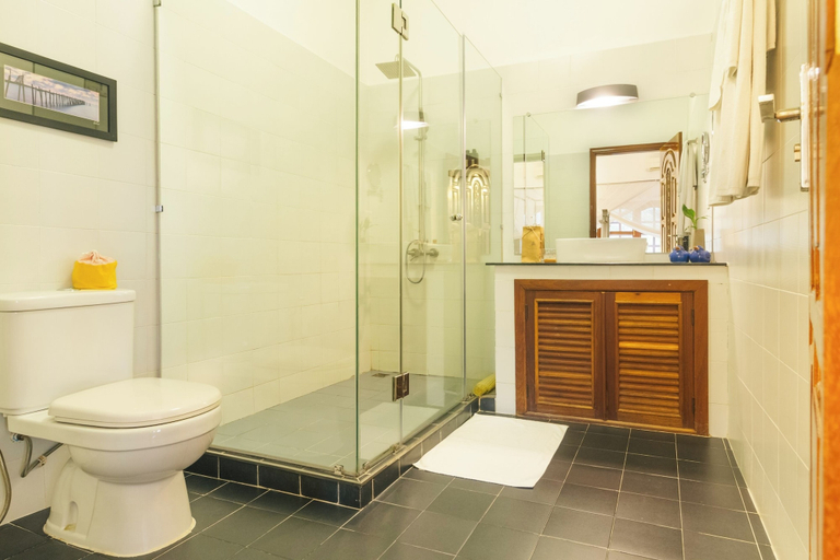 Bathroom 5, Pavilion, Phnom Penh