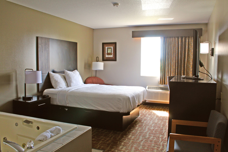 Bedroom 3, Days Inn by Wyndham West-Eau Claire, Eau Claire