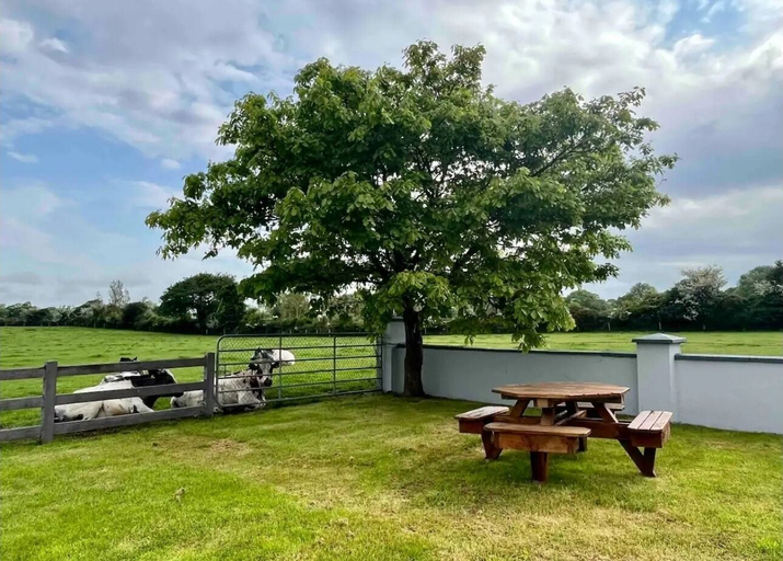 Outdoor dining, 2 Bed Flat - Sleeps 4 - Garden - Parking - Wifi