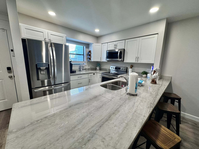 Private kitchen 2, Welcome to This 2br/2ba Relaxing Coastal Escape, Baldwin