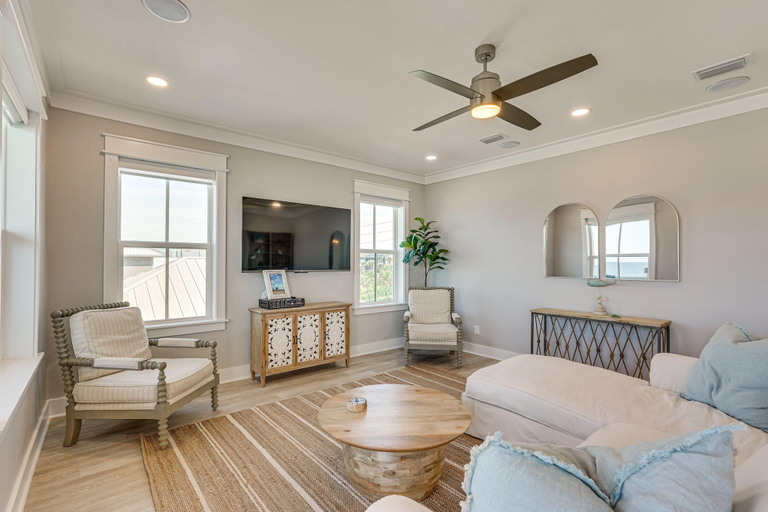 Living area 4, Windward Crest, Gulf