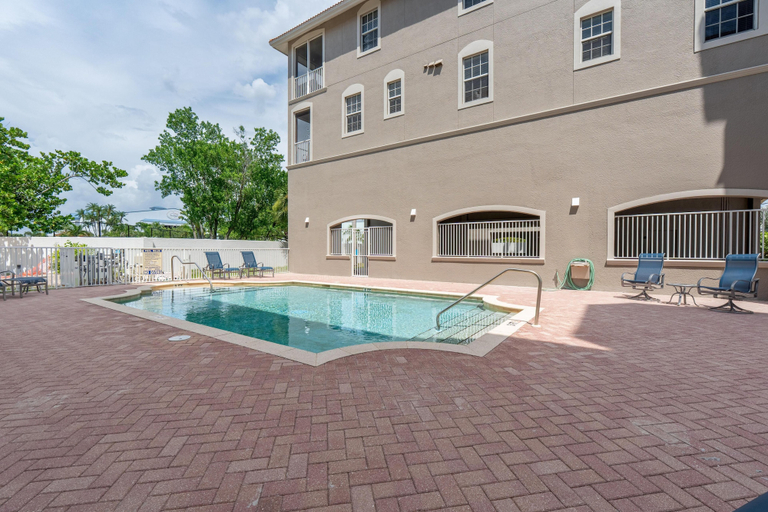 Pool 4, White Cap Condo B201, Lee
