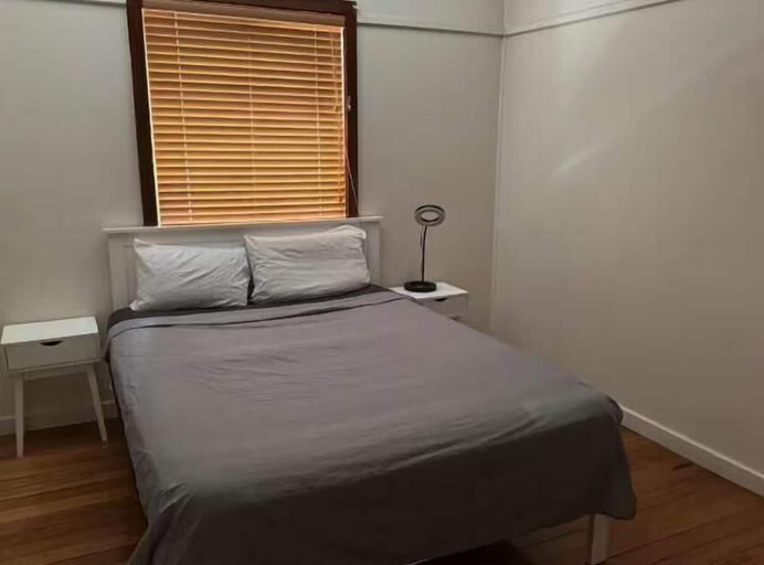 Room 5, Ash Vintage House, Fairfield - East