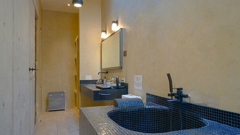 Bathroom 4, Cuna del Cielo, Allende