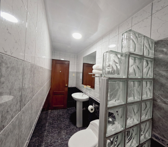 Bathroom 4, Asturias Inn, Lima