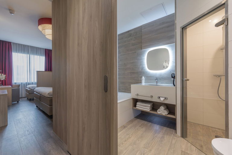 Bathroom 5, Ramada by Wyndham The Hague Scheveningen, Den Haag