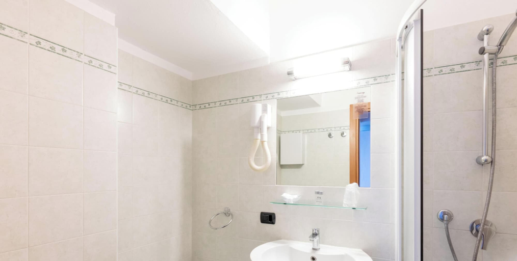 Bathroom 4, Hotiday Bordighera, Imperia