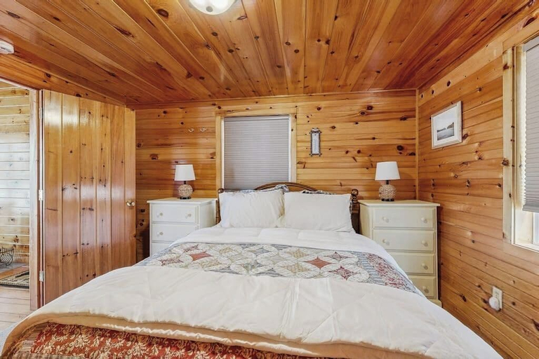 Room 5, Peaceful Lakefront Escape With Outdoor Dining, Beach Access, Deck & Firepit, Hancock