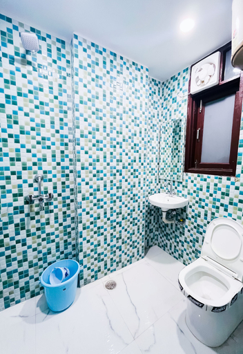 Bathroom 3, Roomshala Hotel Seven Near Aims, Delhi