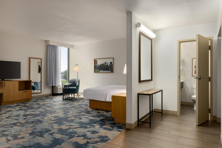Bedroom 3, Hampton Inn Springfield-South, Greene