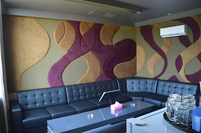 4, Studio Inn & Suites Semarang, Semarang