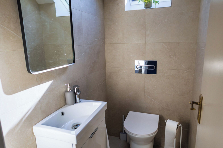 Bathroom 5, 3 Bed House Sleeps 8 -garden - Free Parking - Wifi