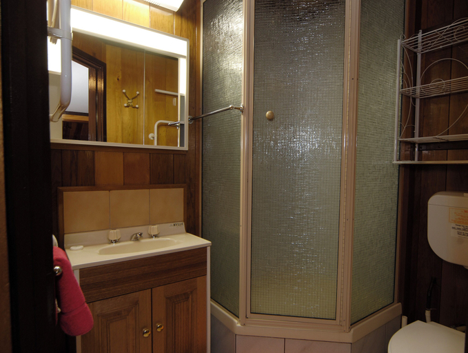 Bathroom 4, Karelia Alpine Lodge, Falls Creek Alpine Resort