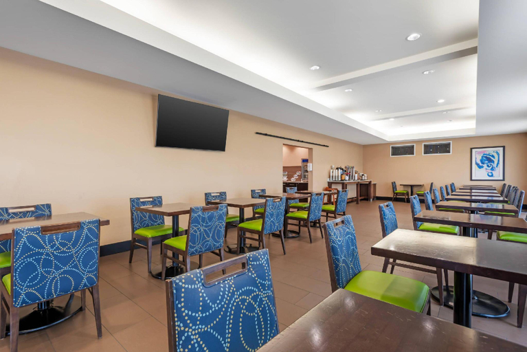 Food & Drinks 5, Comfort Inn & Suites Airport North, Division No. 6