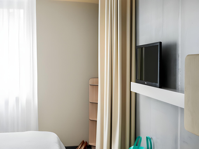 Bedroom 2, OKKO Hotels Nantes Centre Ville , Loire-Atlantique